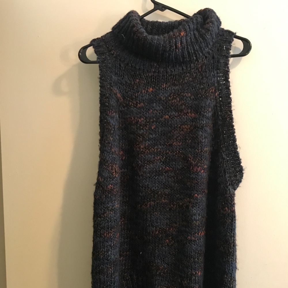 Sleeveless wool pullover
